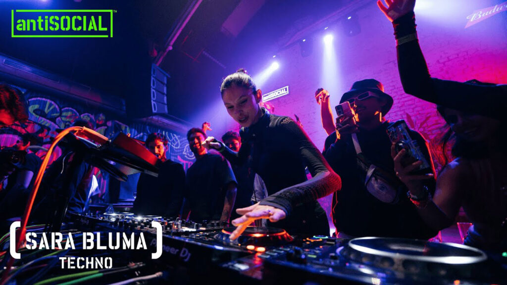 Sara Bluma durante un DJ set