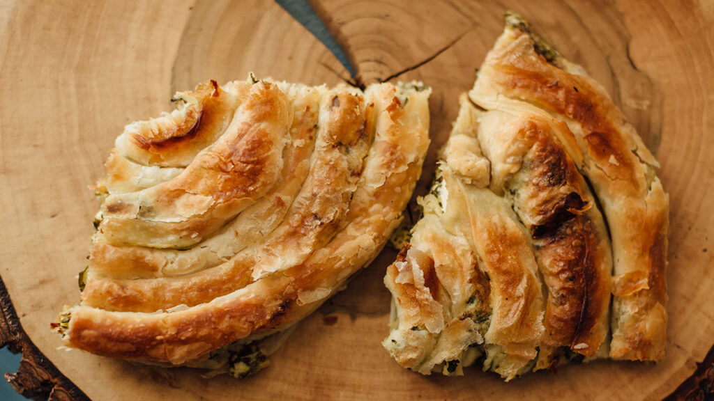 Börek al formaggio tagliato a fette