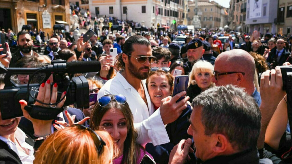 Roma: Can Yaman immerso tra le sue fan
